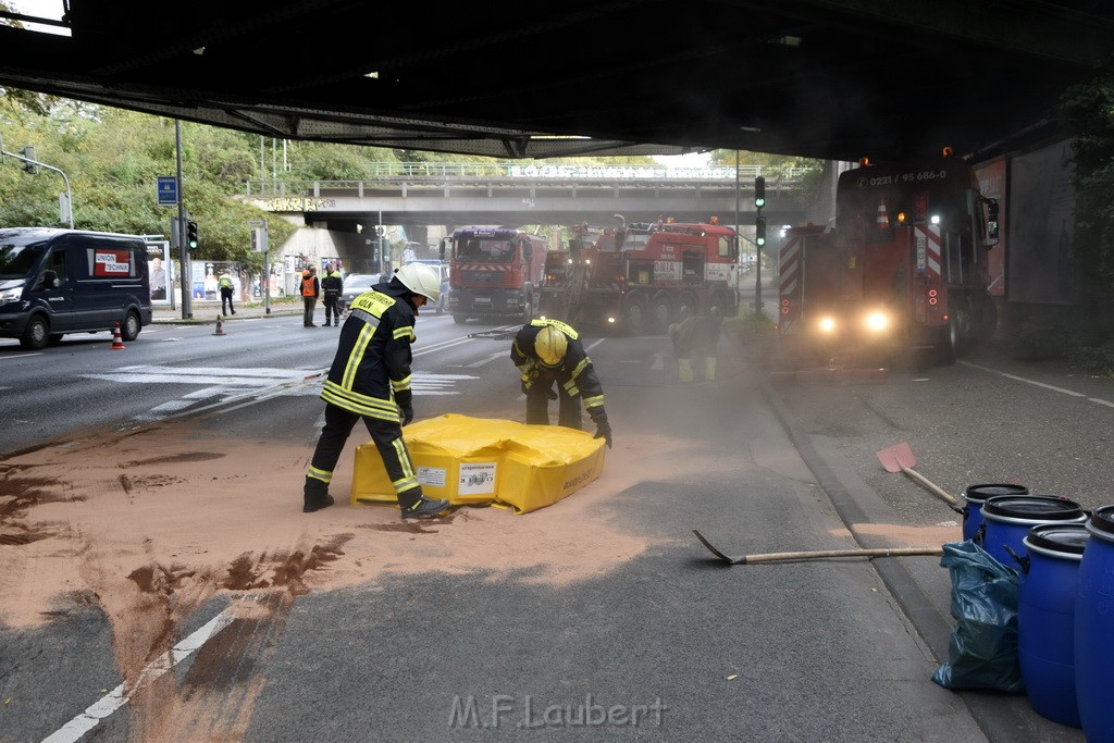 LKW blieb unter Bruecke haengen Koeln Ehrenfeld Innere Kanalstr Hornstr P374.JPG - Miklos Laubert